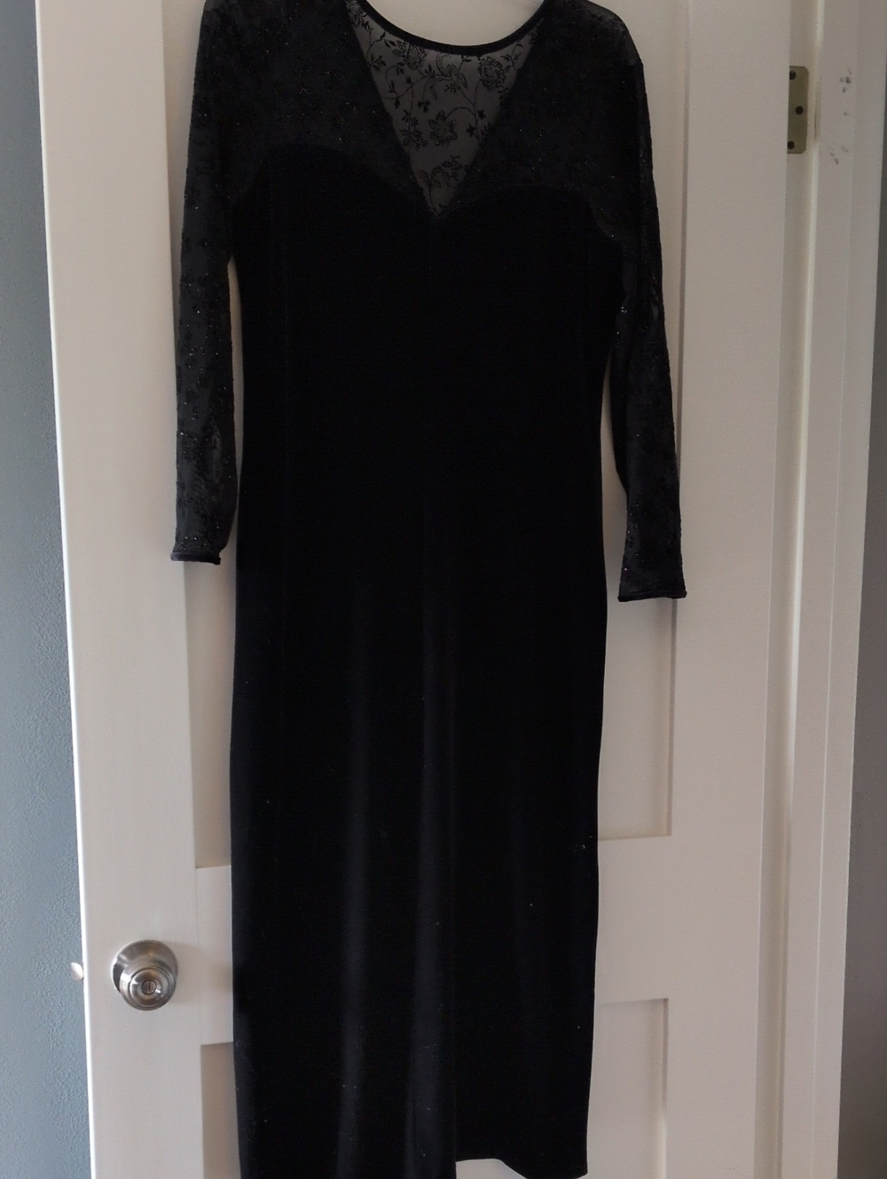 Elegant Black Long Sleeve Velvet Evening Dress